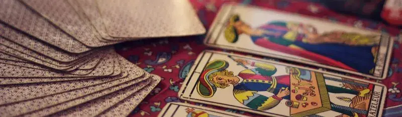 Buena vidente económica: cartas en abanico y cartas de Marsella sobre mantel granate