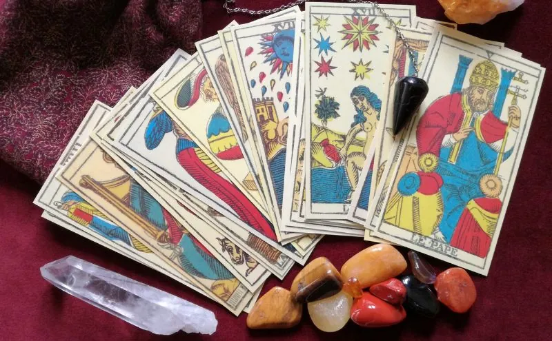 Tarot barato: cartas en abanico sobre terciopelo granate
