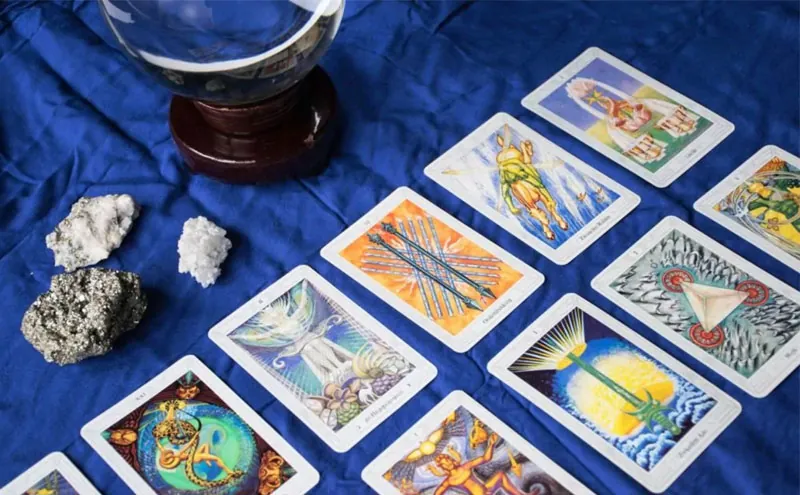 Tarot seguro: cartas sobre tela azul con bola de cristal