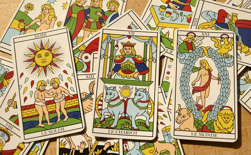 Tarot telefónico: cartas del tarot de Marsella sobre una mesa de madera