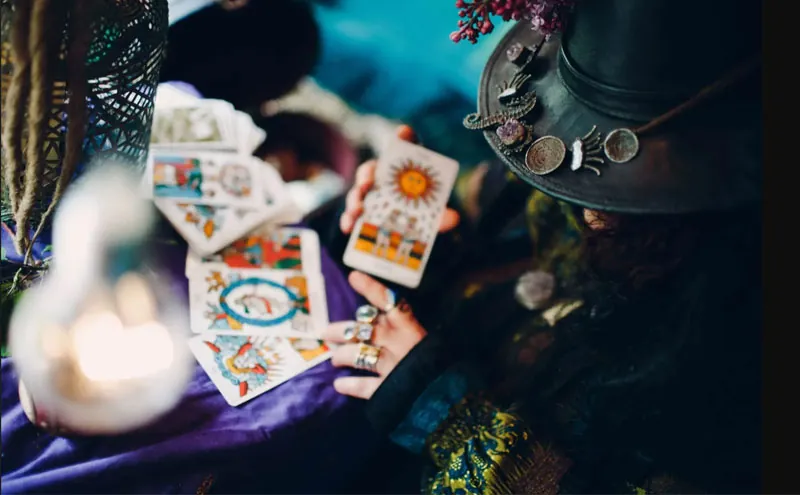 Tarot seguro: echadora con bola de cristal y cartas sobre la mesa